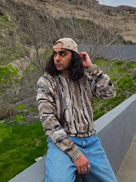Modelo con buzo tejido beige y gorra