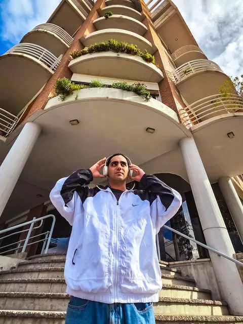 Modelo con campera cortaviento blanca