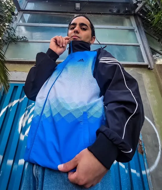Modelo con campera deportiva azul degradé