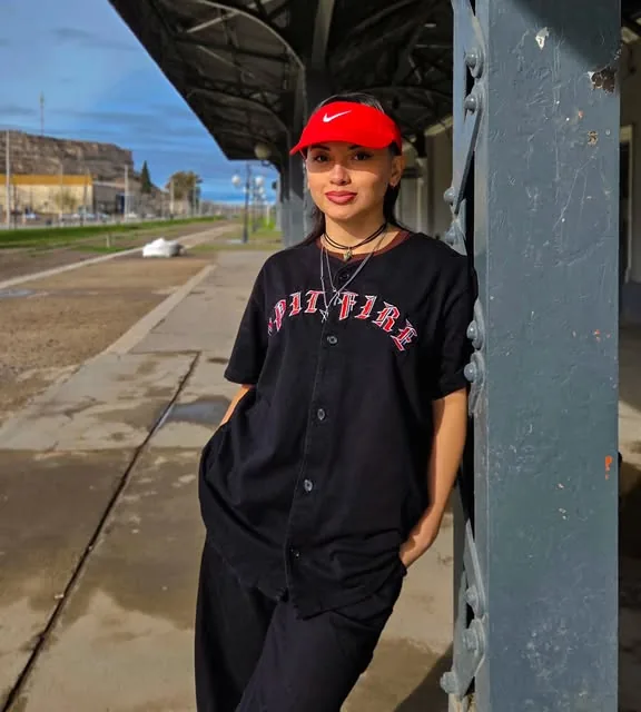 Modelo con camiseta negra y visera roja