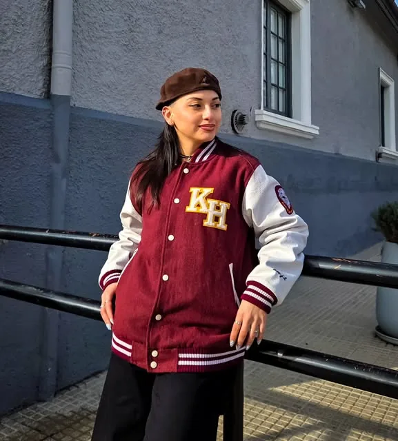 Modelo con campera varsity bordó y boina marrón